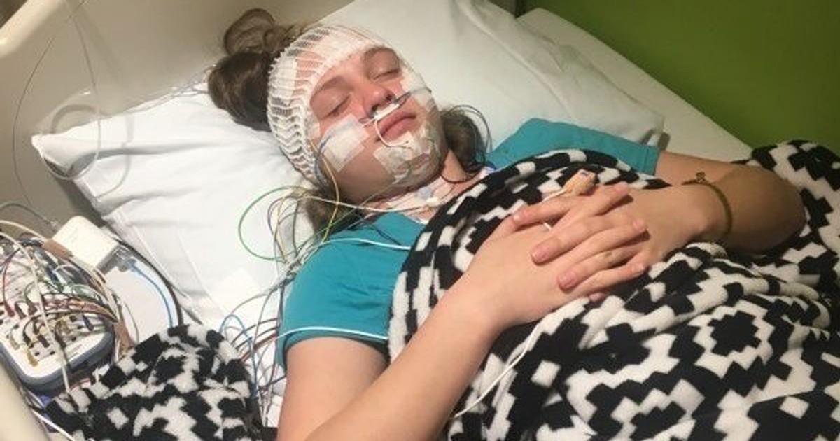 O adolescentă cade secerată de fiecare dată când râde