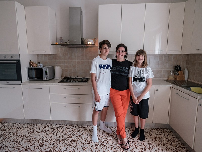Călina Bănete și cei doi fii ai ei, Eric și Cristian, în Castelnuovo, Italia