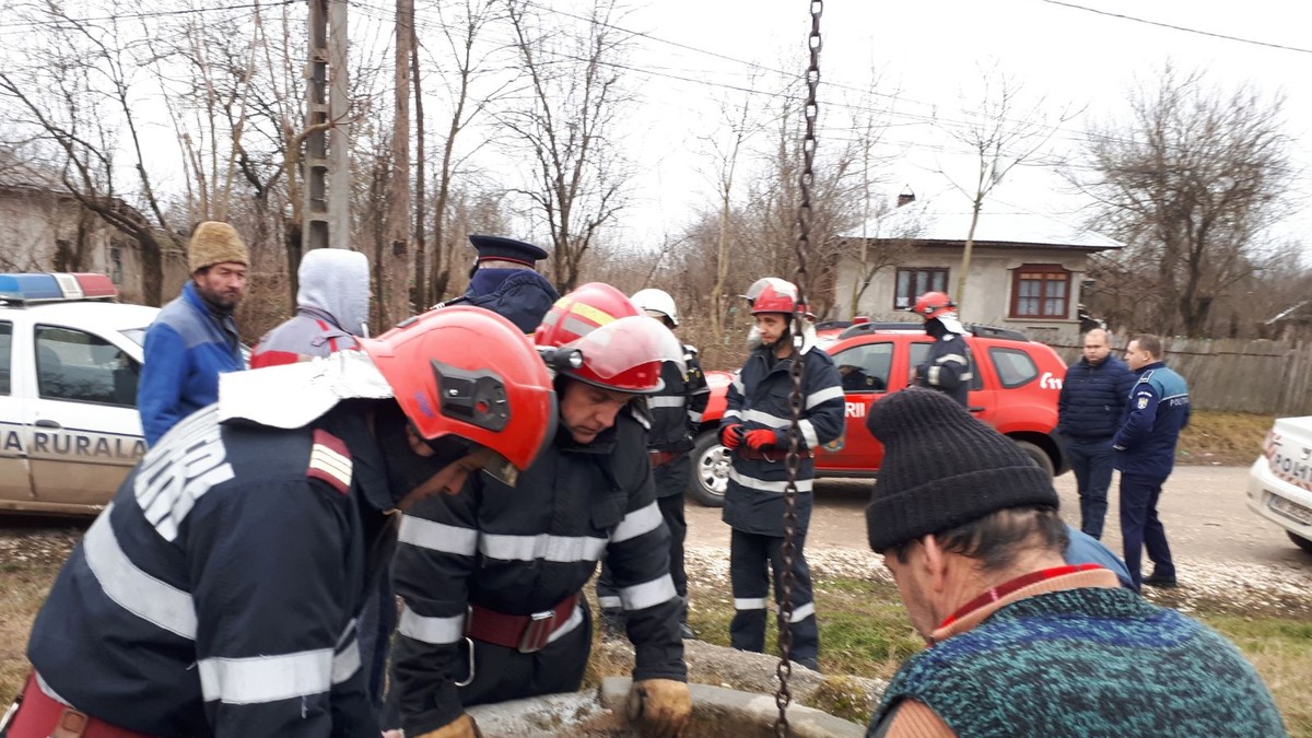 O bătrână de 91 de ani din Argeș a scăpat cu viață după ce a căzut într-o fântână FOTO|O bătrână de 91 de ani din Teleorman a scăpat cu viață după ce a căzut într-o fântână îngustă de un metrude un metru