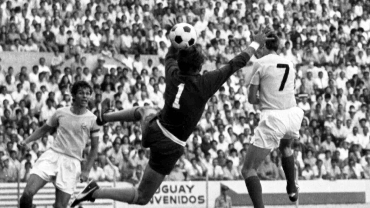 Mircea Lucescu urmărește balonul reluat cu capul de Dembrowski în poarta portarului brazilian Felix, în meciul Brazilia- România 3-2, de la Cupa Mondială din Mexic, 10 iunie 1970