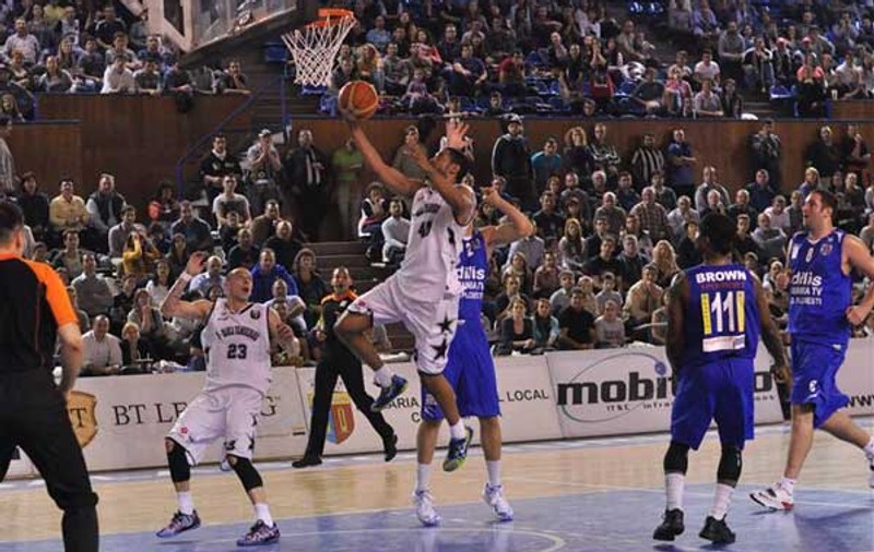 Victorie categorică a liderului Ligii Naţionale la baschet: U BT Cluj - CSU Sibiu 92-75