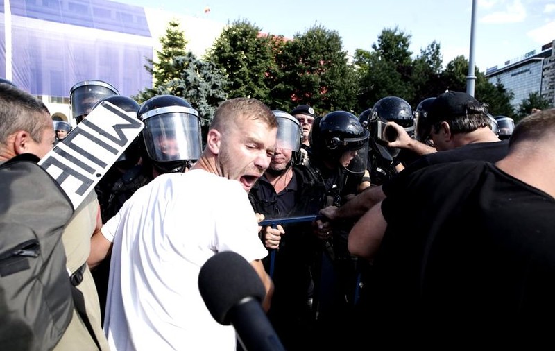 Jandarmeria a publicat un clip cu succesiunea violențelor din Piața Victoriei și un clip cu intervenții ale jandarmilor din alte țări