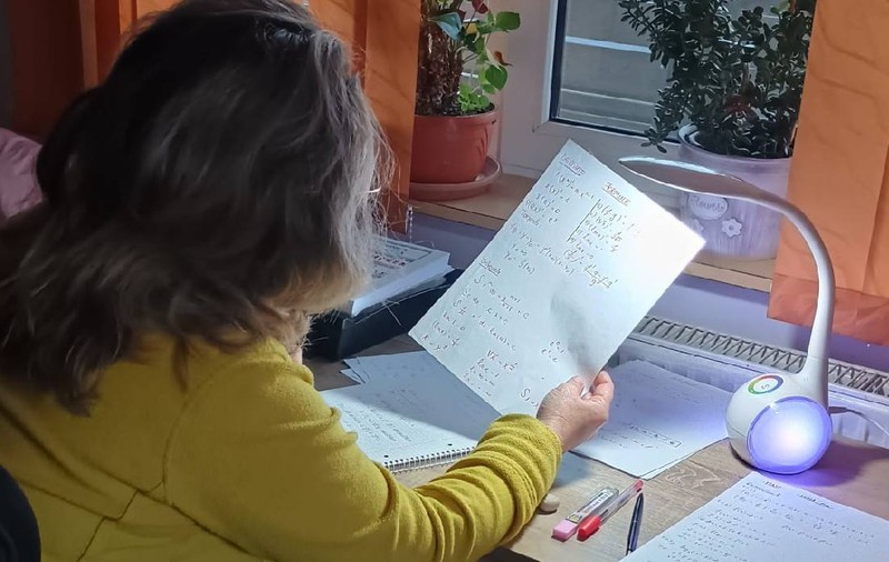 O femeie din Brașov dă Bacalaureatul la 45 de ani și fetița ei, care are 11 ani, e tare mândră de mama ei