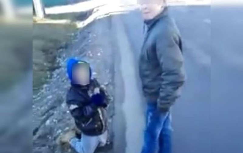 Băiat umilit de alți copii în Neamț. A fost pus în genunchi să se roage și apoi a fost aruncat într-un șanț / VIDEO