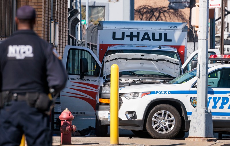 Un bărbat aflat la volanul unui camion a lovit opt persoane la New York. Suspectul a fost arestat