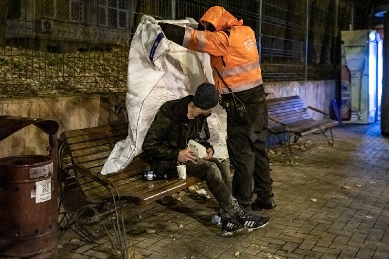 Decembrie 2021, București. Asociația „Carusel” împarte pături și ceai cald oamenilor fără adăpost