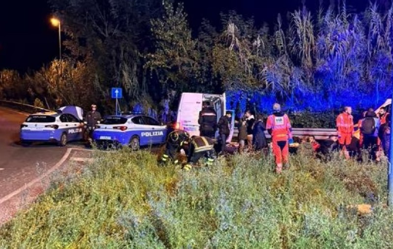 Zece copii și patru mame, răniți în mașina unor traficanți români care fugeau de poliție și au făcut accident, în Italia