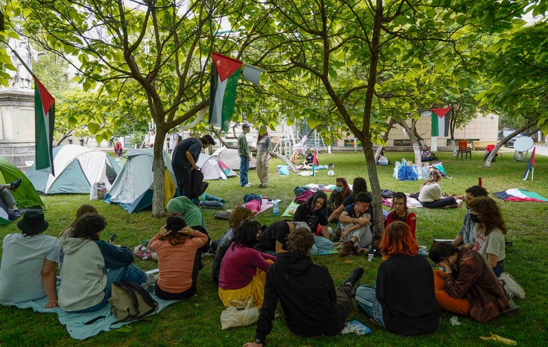 Studenți propalestinieni au ocupat curtea unei facultăți din Cluj. Cer „demilitarizarea universităților” și încetarea contractelor cu firme prezente în Israel