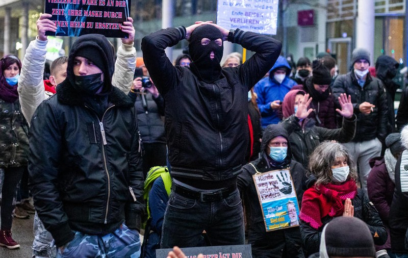Ciocniri violente cu poliția la protestele față de noile restricții, în Germania
