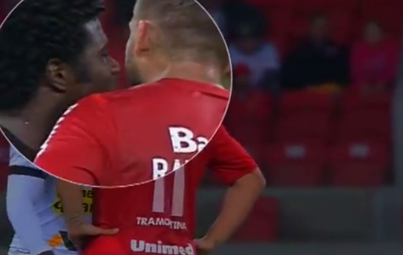 Scene romantice în fotbalul brazilian. Un fundaș a sărutat pe gât un atacant