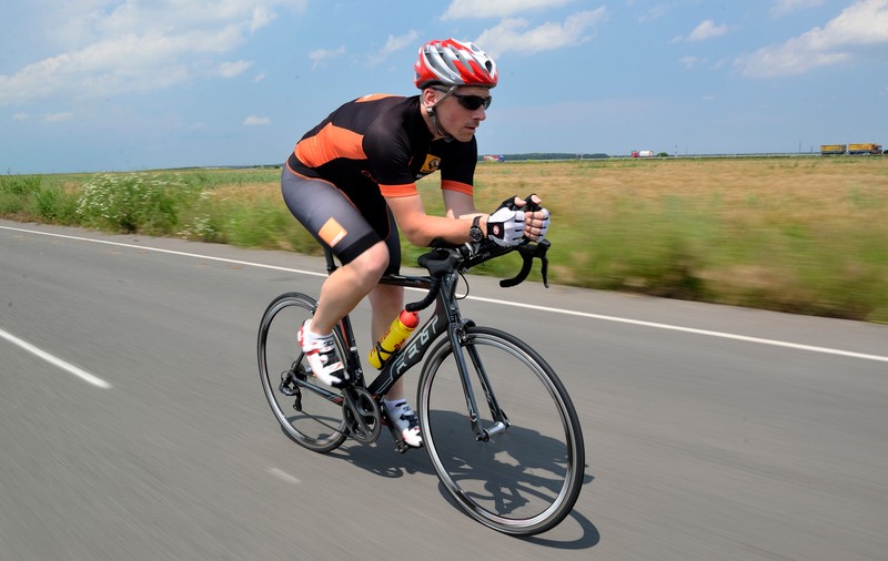 Pilotul de raliuri Alex Filip a plecat pe bicicletă. Pedalează pentru copii
