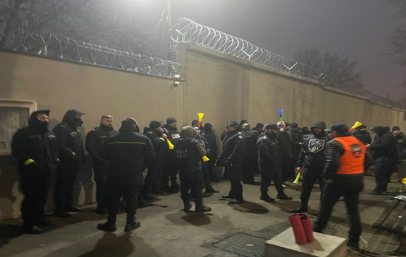Zeci de polițiști de la Penitenciarul Galați în grevă: Nemulțumiri legate de salarii și condițiile de muncă