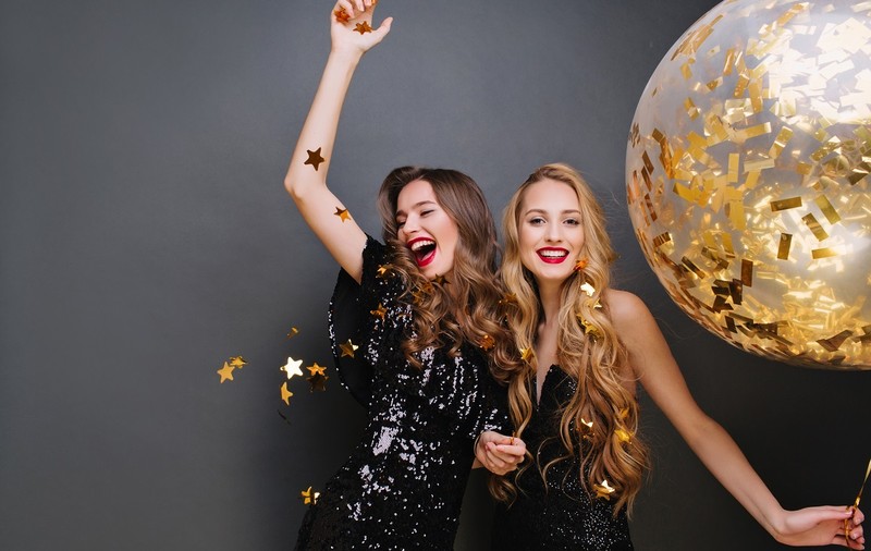 Te pregătești de Revelion? 5 pași pentru cel mai bun machiaj de seară 