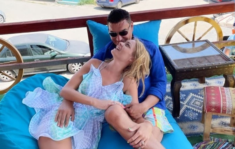 Cristi Borcea, Valentina Pelinel și copiii, în vacanță la Olimp. Cum s-au pozat la malul mării