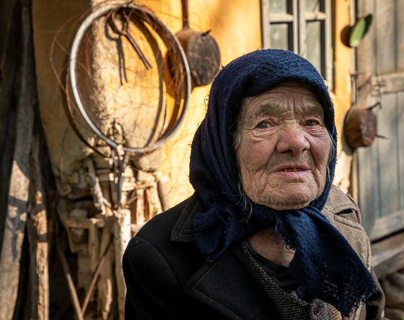 La sat ori la oraș, bătrânii din România sunt și mai singuri în pandemie. “N-am pe nime, eu și Dumnezău”