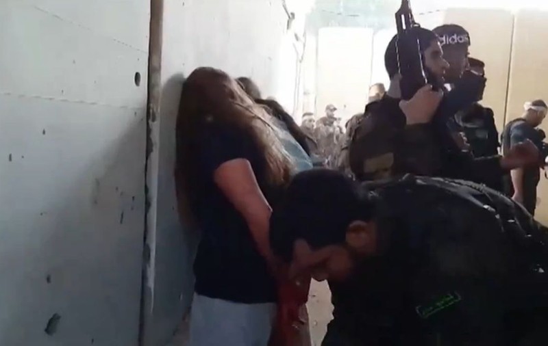 Imagini explicite din timpul răpirii a șapte femei-soldat israeliene, publicate de familii pentru a pune presiune pe Netanyahu. Reacția premierului | VIDEO