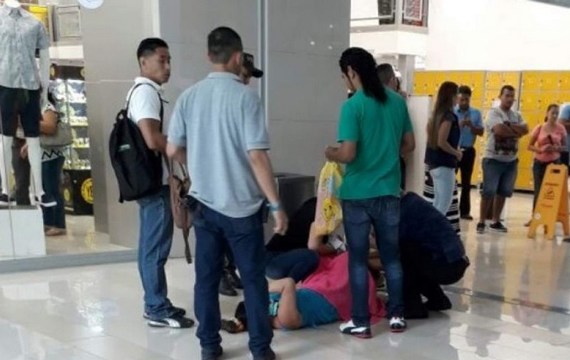 O femeie a născut într-un centru comercial, unde se afla la cumpăraturi. Ea a fost ajutată de un medic ORL