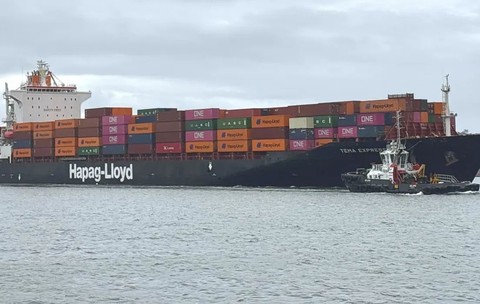 Un portcontainer de 260 de metri, cu 50 de oameni la bord, a reușit să treacă prin Strâmtoarea Ormuz