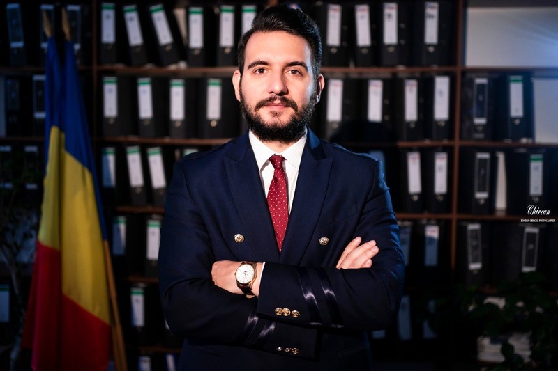 În vârstă de 34 de ani, Adrian Cuculis este un avocat prezent adesea în platoul televiziunilor. Foto: Facebook