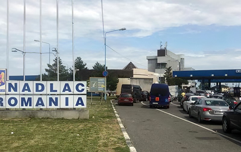 Aglomerație la toate punctele de trecere a frontierei cu Ungaria. Timpii de așteptare au depășit 100 de minute