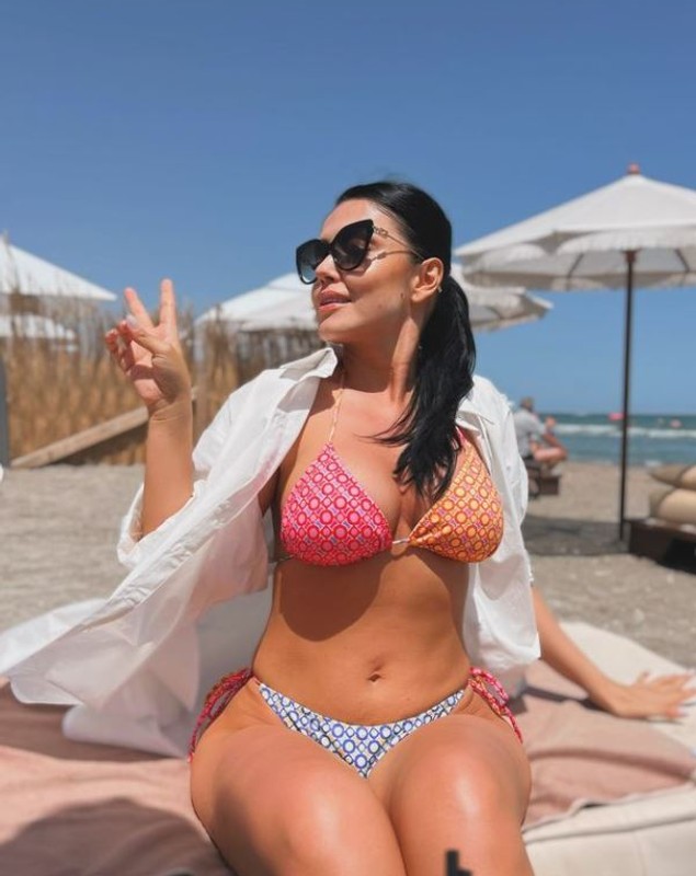 Imagini cu Andreea Mantea la plajă. Cum arată prezentatoarea în costum de baie