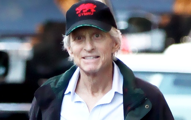 Michael Douglas se tratează cu suc de aloe