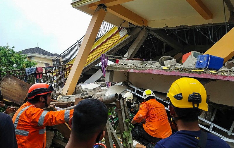 Cel puțin 34 morți și 600 de răniți, în urma unui cutremur din Indonezia. Mai multe clădiri s-au prăbușit