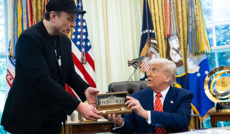 Elon Musk a primit de la Donald Trump o cheie de aur supradimensionată de la Donald Trump. Foto: Profimedia Images