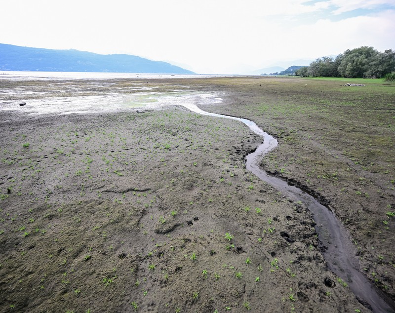 Lacul Maggiore, lovit de secetă severă. Italia și Elveția aduc apă din Lacul Lugano pentru a salva agricultura