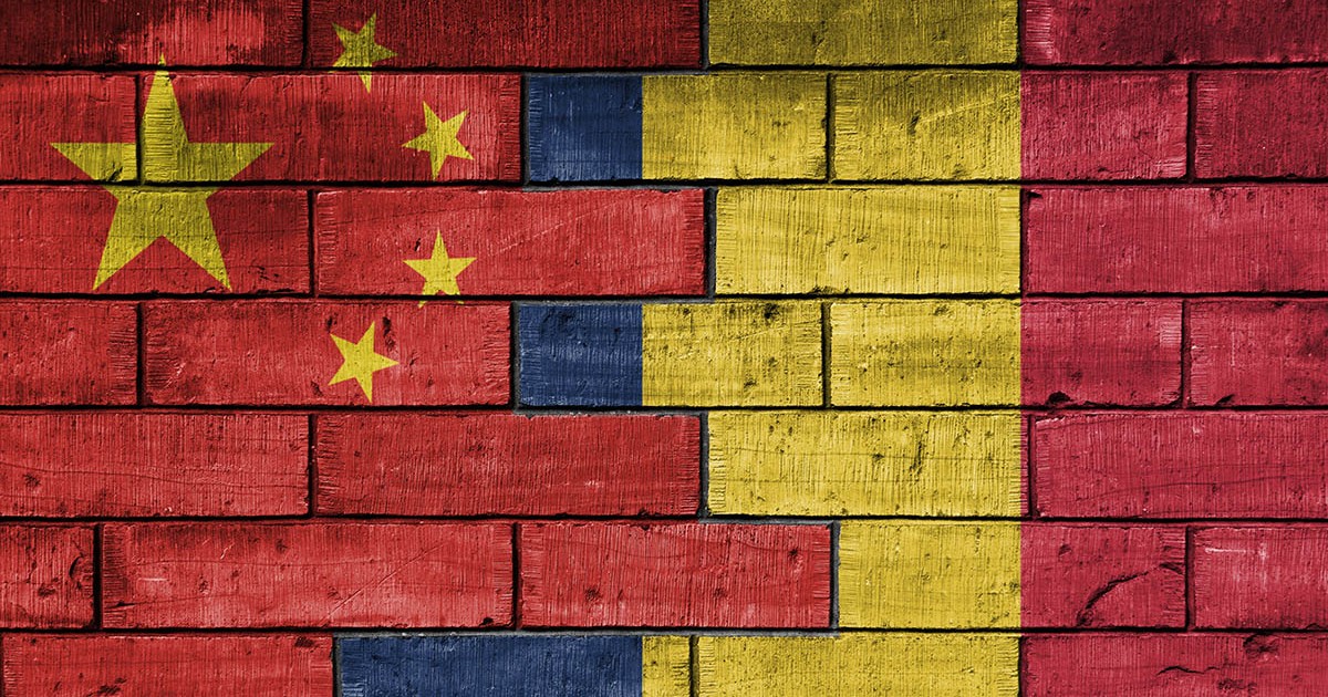 Drapelul național mare al Chinei și drapelul României, pictat colorat, pe un fundal masiv de zid vechi de cărămidă. Ilustrativ