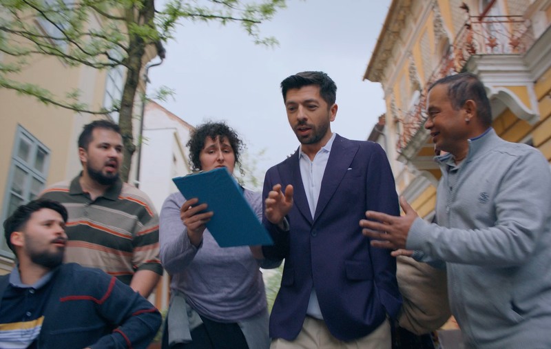 Ce se întâmplă după ce Mircea Bravo câștigă marele premiu la loto: „Ne-am imaginat deseori”. Imagini din filmul „Băiat de milioane”