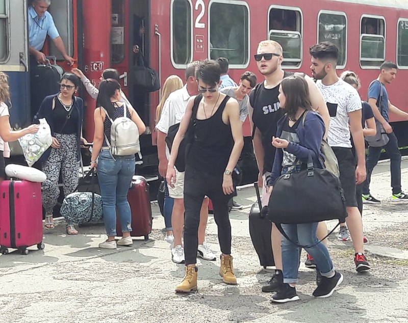Aventura la Neversea 2018. În Gara Constanța turiștii sunt întâmpinați de taximetriștii puși pe jecmăneală și de șuții ”cu mâini agere”