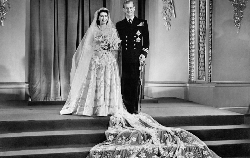 O felie „foarte rară” de tort de la nunta reginei Elisabeta a II-a și a prințului Philip a fost vândută la licitație pentru 2.200 de lire sterline