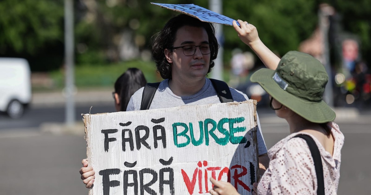 Student care protesteaza împotriva deciziei Guvernului de a reduce bursele