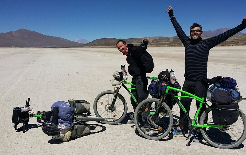 Trei români au traversat deșertul Atacama și vulcanul Ojos Del Salado pe biciclete Pegas / FOTO