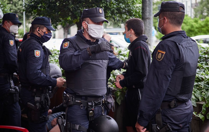O rețea de români care exploata imigranți clandestini în ferme din Spania, destructurată de poliție