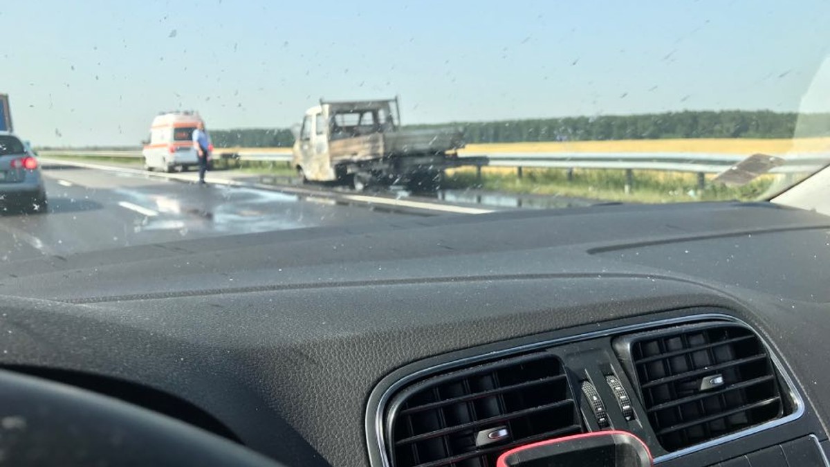 O camionetă a luat foc pe A3. Circulația a fost oprită aproape 40 de minute. S-a format o coadă de câțiva kilometri