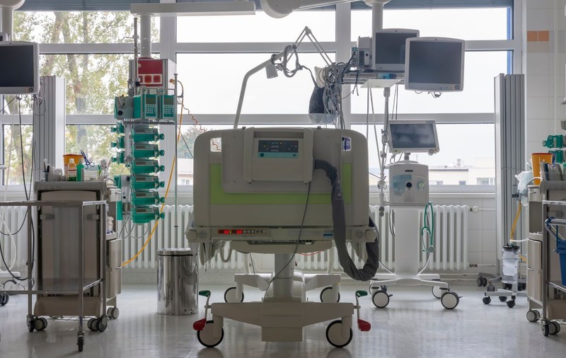 Secţia de Terapie Intensivă din singurul spital de stat construit de la zero în ultimii 30 de ani stă nefolosită din lipsă de medici