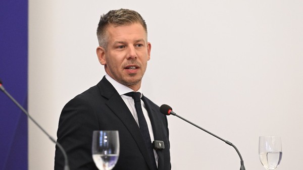 Peter Magyar, prim-ministrul Ungariei  la o conferință de presă comună după participarea la summitul V4 de la Bratislava, Slovacia, pe 10 septembrie 2026