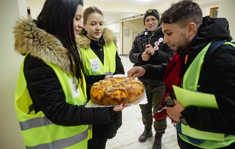 Cum protestează studenții sârbi prin marș și de ce strigă numele Laurei Kovesi