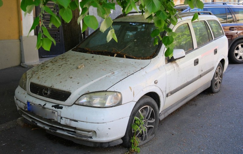 Un fost chiriaș din Cluj-Napoca și-a abandonat mașina în curtea proprietarului. „Ce posibilități am pentru a o scoate de acolo?”