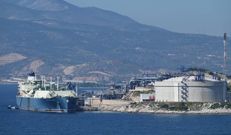 Un transport de gaze naturale lichefiate din SUA este descărcat la terminalul Revithoussa, din Grecia. Grupul grec AKTOR, condus de Alexandros Exarchou, deține 60% din Atlantic-See LNG Trade, companie care vrea să vândă gaze americane și României. Sursă foto: Profimedia Images