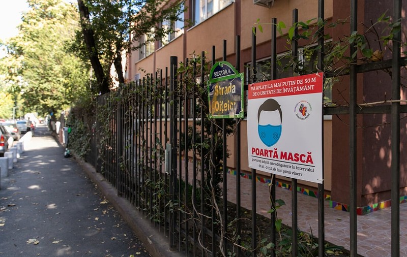 DOCUMENT | Masca rămâne obligatorie lângă școli și în locurile aglomerate, în București
