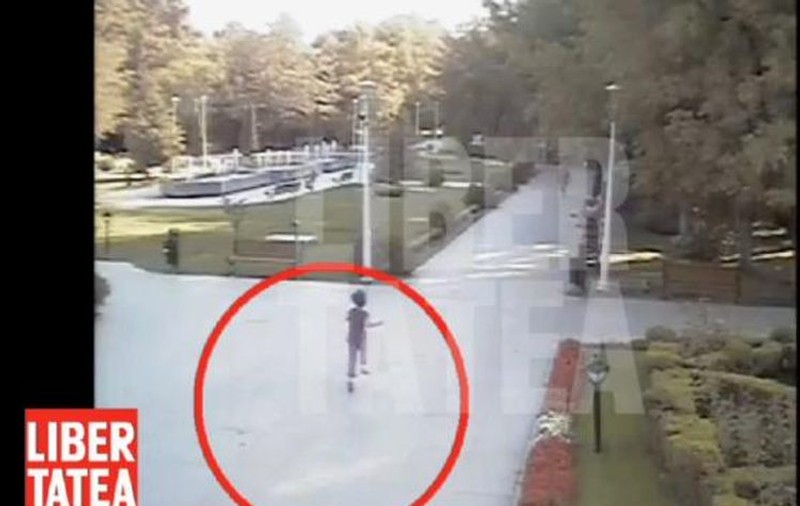 DETALIU CIUDAT | Cum era ÎMBRĂCAT fratele copilului ucis de câini, când e adus de BĂRBATUL MISTERIOS! VIDEO
