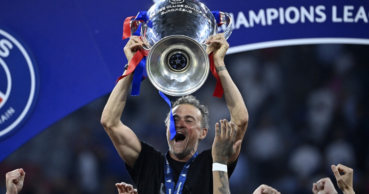 Luis Enrique ridică trofeul Ligii Campionilor deasupra capului, purtat pe brațe.