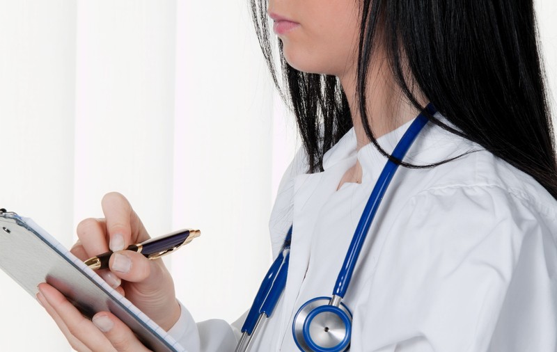 Ce i-a făcut o doctoriță unui bărbat care a încercat să abuzeze sexual de ea în timp ce dormea