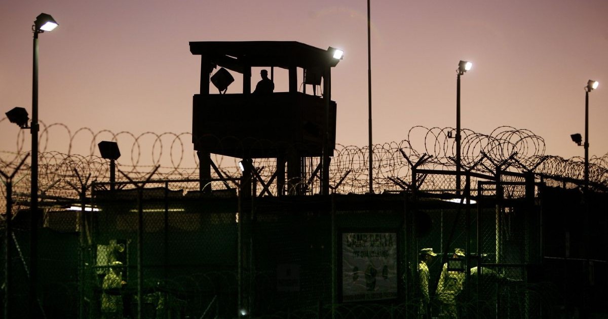 Imagini după apus cu un turn de veghe la lagărul de detenție, Camp Delta de pe stația navală americană Guantanamo Bay, Cuba