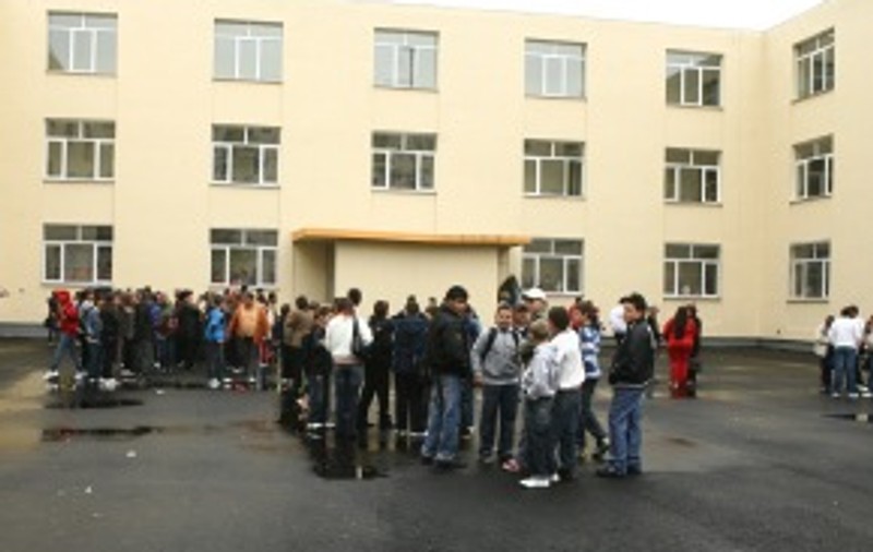 Elev lovit cu piatra în cap, la şcoală