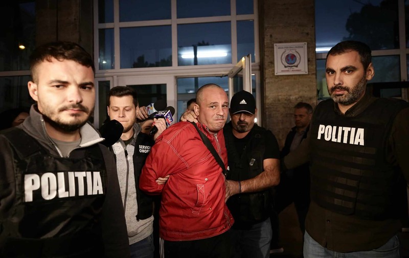 Caz șocant în București: O femeie a murit după ce a fost stropită cu benzină și incendiată de către nepotul ei, în scara unui bloc din sectorul 6