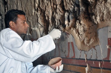 epa07513797 Egyptian archaeologists work inside the new tomb of Shedsu Djehuty in Luxor, 700km south of Cairo, Egypt, 18 April 2019. This is the new discovery of the largest tomb of "Saf" in the cemetery of Tiba for a person named Shedsu Djehuty, during archaeological excavations in the area of the arm of Abou El Naga in the western sector of Luxor. EPA-EFE/STR